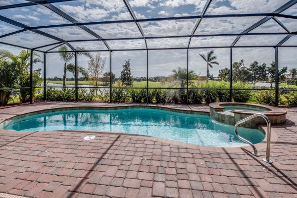 Pool Enclosure Cleaning in Bellevue